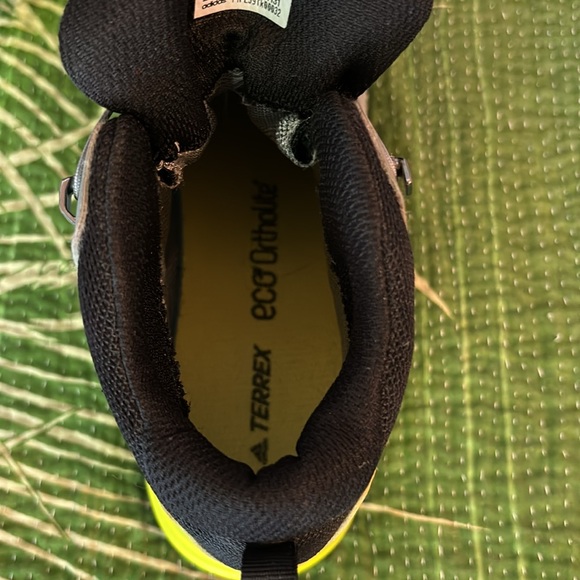 Adidas Kids Terrex Mid Gore-Tex Hiking Boot. 6.5 - Picture 6 of 10